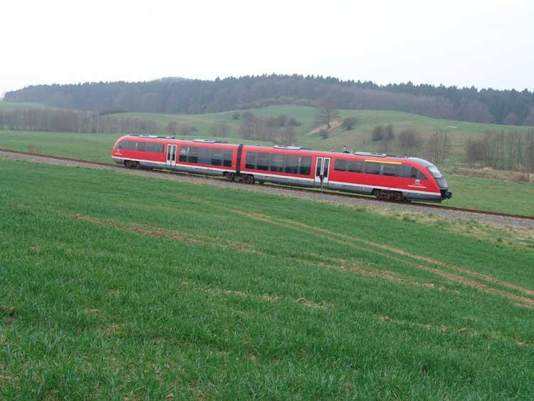 RE33176 von Tessin nach Wismar kurz nach der Ausfahrt aus dem Bahnhof Bad Doberan.Aufgenommen am 16.04.05