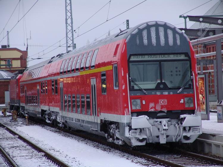 RE33208 von Sassnitz nach Rostock Hbf.steht verschneit im Rostocker Hbf.Aufgenommen am 28.12.05