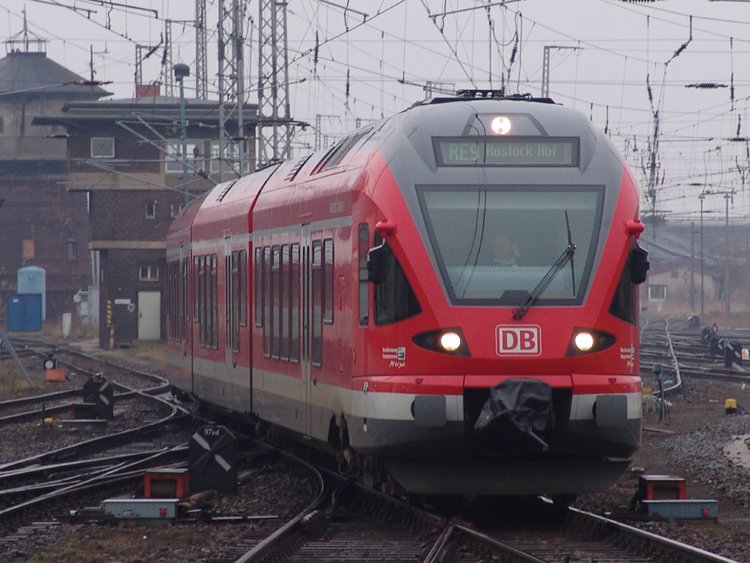 RE33209 von Sassnitz nach Rostock Hbf.bei der Einfahrt im Stralsunder Bahnhof(08.03.09)