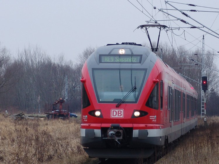 RE33211 von Rostock Hbf.nach Sassnitz bei der Einfahrt im Bahnhof Rvershagen.Aufgenommen am 17.02.08 