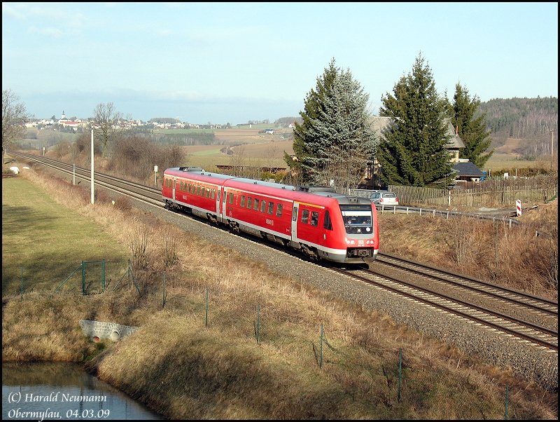 RE3702 Adorf(Vogtl) - Leipzig Hbf kommt hier nach der berfahrt ber das Gltzschtalviadukt durch den Ort Obermylau. Tw 612 107 am 04.03.09.