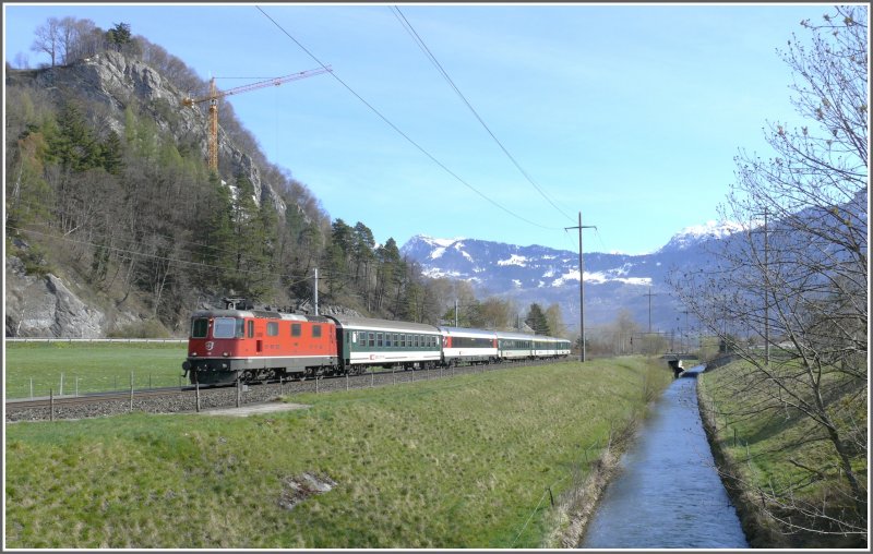 RE3809 zwischen Trbbach und Sargans. ber die Brcke im Hintergrund fhrt die Bahnlinie ber die Verbindungskurve nach Sargans, fr Zge die Richtung Zrich fahren. (09.04.2008)