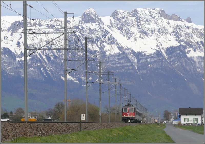 RE3811 in der weiten Ebene bei Sevelen vor dem Alpsteinmassiv zwischen Staubern Kanzel und Saxerlcke. (09.04.2008)
