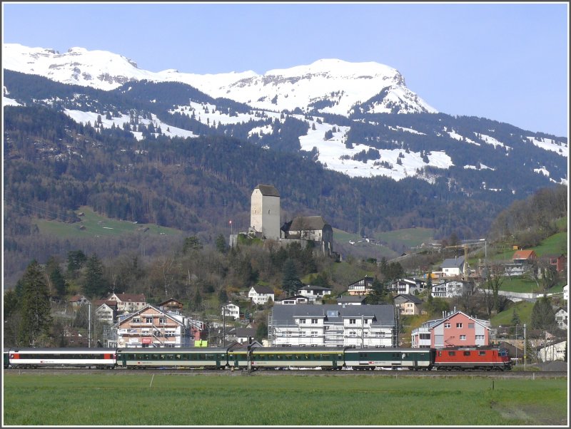 RE3822 nach St.Gallen mit einer Re 4/4 II an der Spitze fhrt am Schloss Sargans vorbei. (09.04.2008)