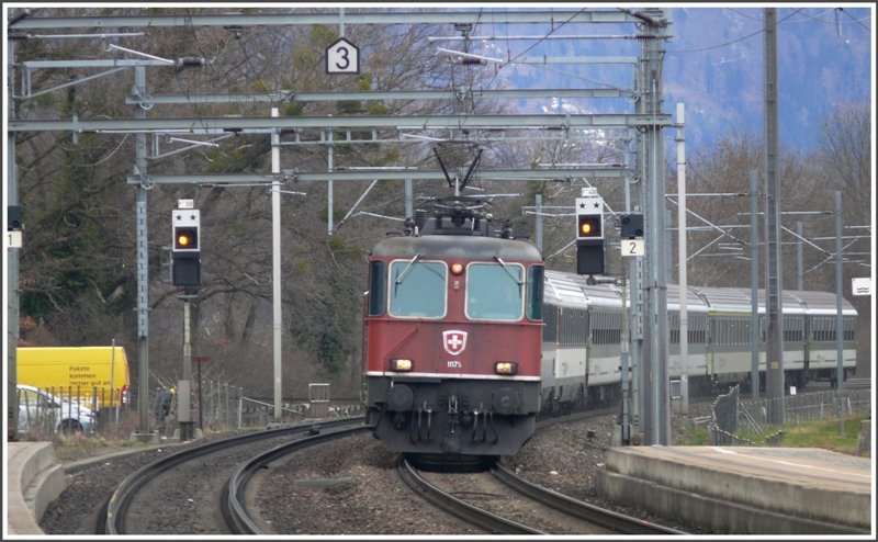 RE3834 mit Re 4/4 II 11175 fhrt in Maienfeld ein. (19.03.2009)