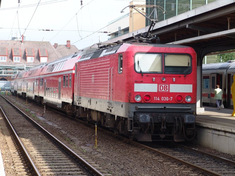 RE38351 von Stralsund nach Elsterwerda kurz vor der Ausfahrt im Bahnhof Stralsund.Aufgenommen am 22.08.06