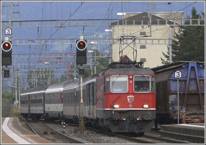 RE3838 mit Re 4/4 II 11134 fhrt in St.Margrethen ein. (26.05.2008)