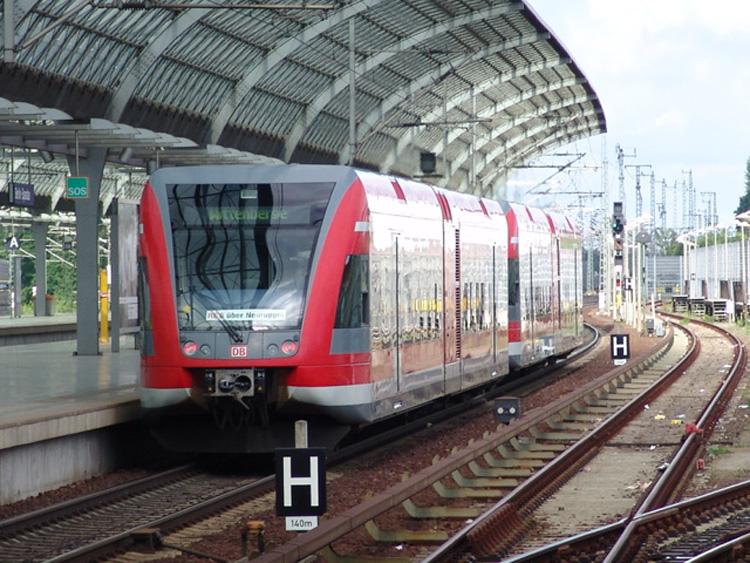 RE38606 von Berlin-Charlottenburg nach Wittenberge bei der Ausfahrt im Bahnhof Berlin-Spandau.Aufgenommen am 26.05.06