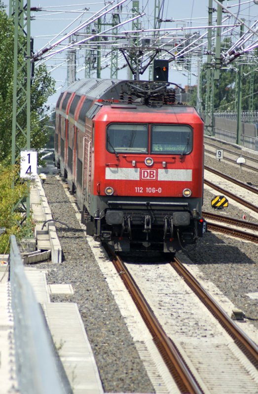 RE4  38235 nach Ludwigsfelde vor Einfahrt in den Nord-Sd Tunnel Berlin Hbf (tief) gezogen von 112 106-0  01.07.2008
