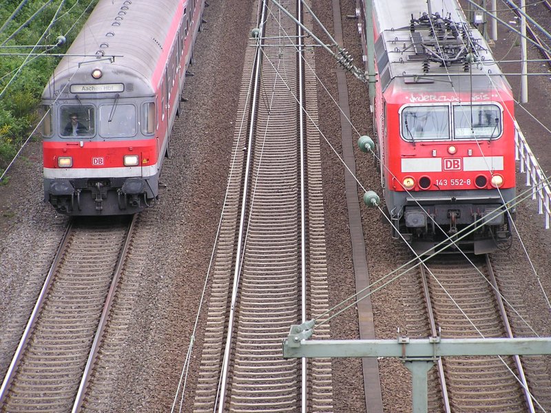 RE4 nach Aachen und S8 nach Hagen liefern sich ein Beschleunigungsrennen in Wuppertal-Vohwinkel am 08.05.2007