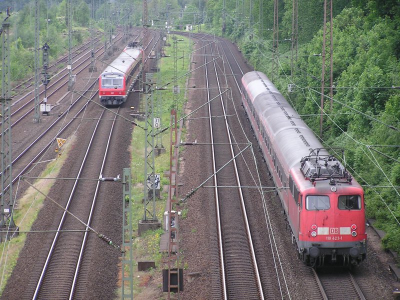 RE4 nach Aachen und S8 nach Hagen liefern sich ein Beschleunigungsrennen in Wuppertal- Vohwinkel am 08.05.2007. Die S8 gewinnt.