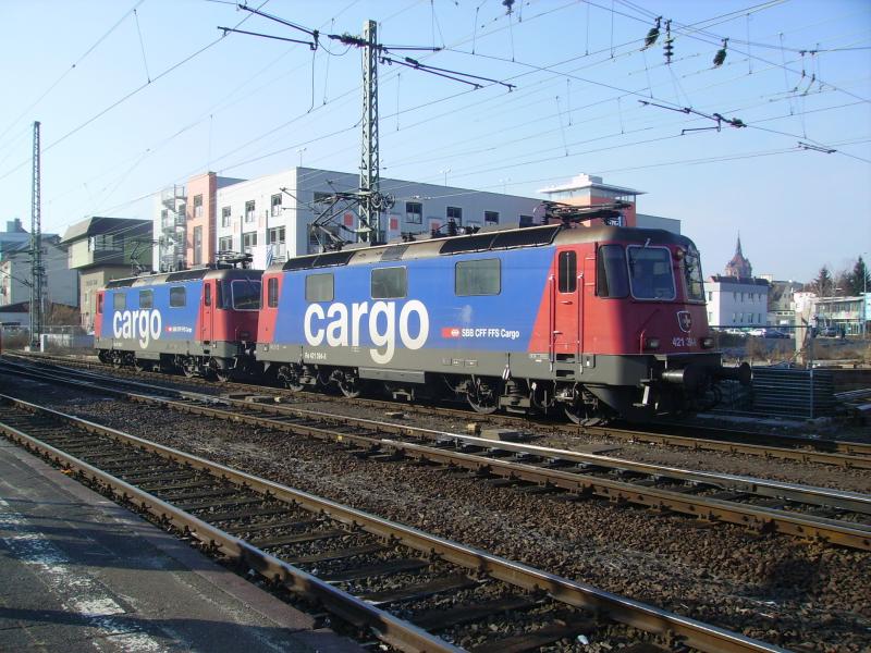 Re421 394und Re421 380 Rangieren am 27.2.06 gemeinsam in Worms.