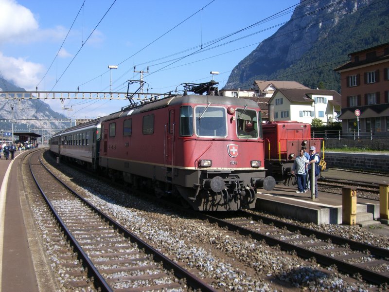 Re4/4 11163 mit einem Reisezug in Erstfeld. 08.09.2007