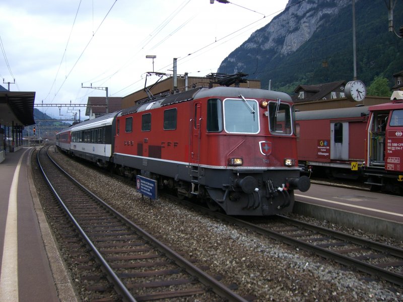 Re4/4 11209 mit einem InterRegio in Erstfeld. Gleich hinter der Lok hngt der PanGottardo Wagen. (16.08.2007)