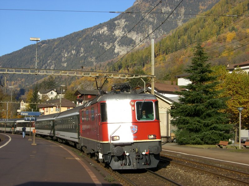 Re4/4 11210 mit einem IR in Faido. (02.11.2007)