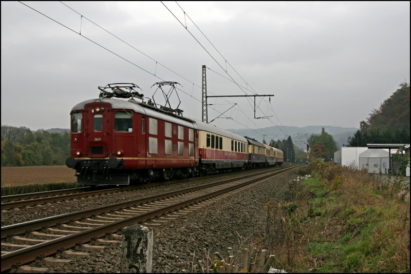 Re4/4 I 10019 bringt bei Hohenlimburg den RHEINGOLD Sonderzug von Hennef nach Hagen. (28.10.2007)