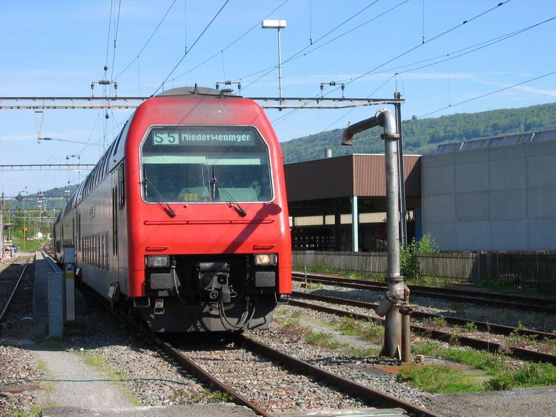 Re450 Doppelstock-Pendelzug als S5 am Endhaltepunkt Niederweningen am 11.5.2005. Ob der alte Wasserkran noch funktioniert? 