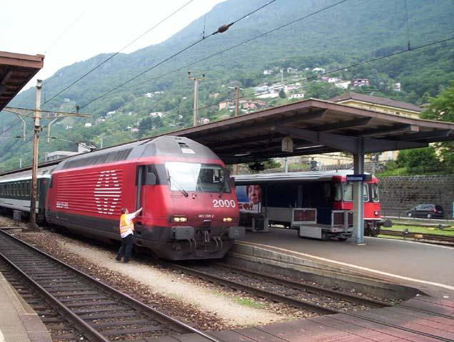 RE460 091-2 am Bahnhof Bellinzona mit dem Eurocity Basel-Milano am 20. Juli 2004