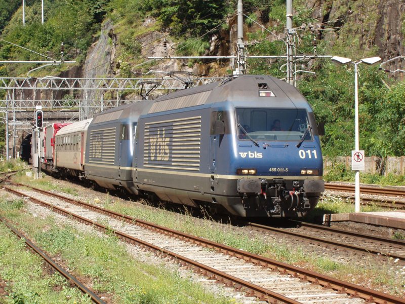 Re465 011 und andere 465 mit einem Zug der Rollende Landstrasse in Iselle.