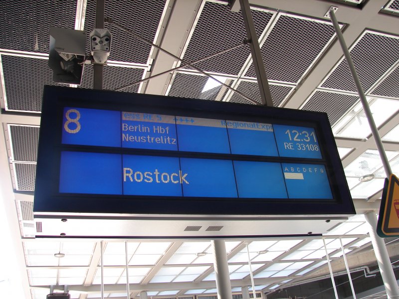 RE5 als 33108 nach Rostock Hbf ber Gstrow. Zugzielanzeiger Bahnhof Berlin Sdkreuz