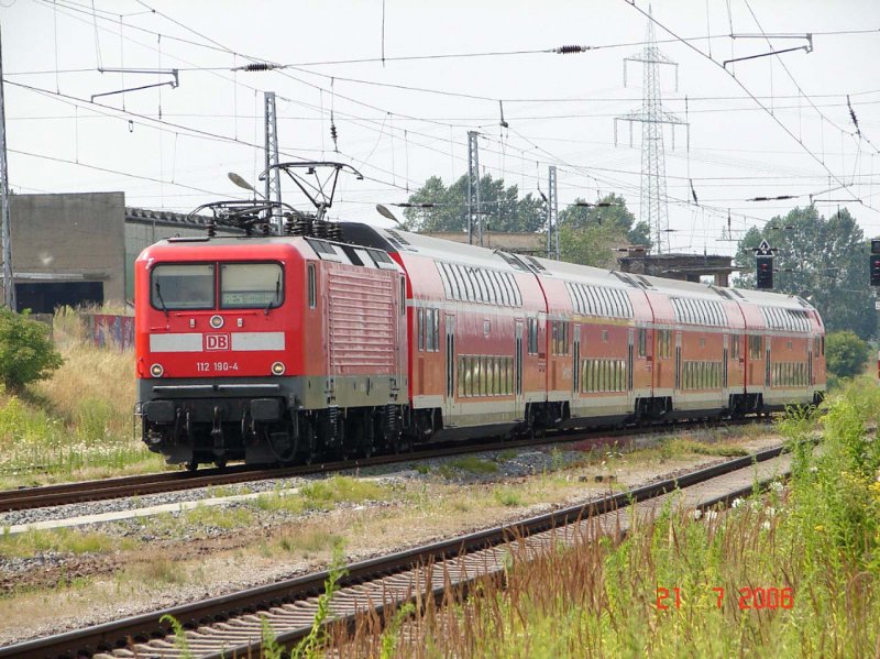 RE5 aus Rostock zur Lutherstadt Wittenberg. Gezogen von der 112 190-4. Aufgenommen vor seinem ersten Halt in Gstrow. 21.7.06