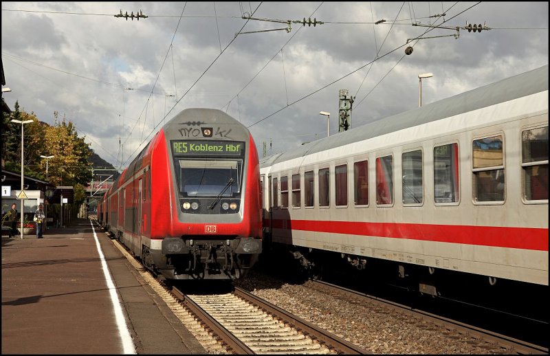 RE5 (RE 11013)  RHEIN-Express , Emmerich - Koblenz Hbf, durchf�hrt Brohl. (17.10.2009)