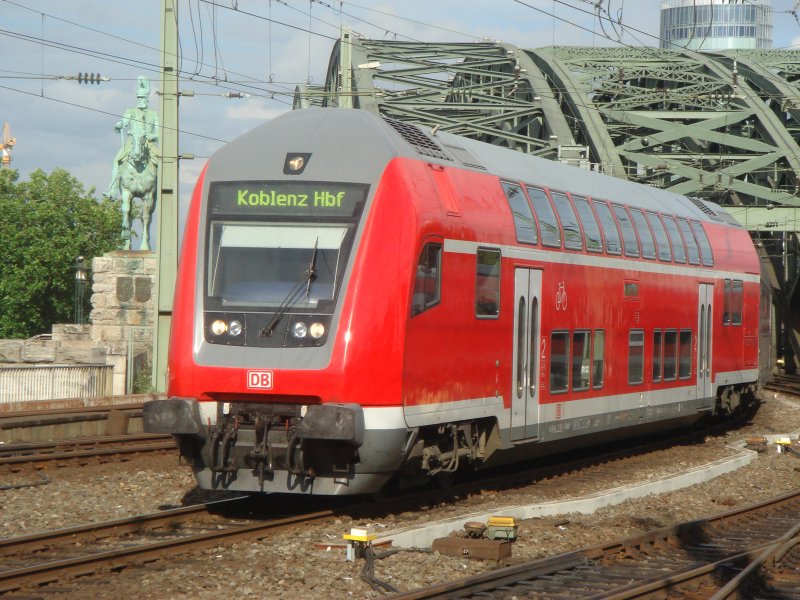 RE5  Rhein-Express  nach Koblenz Hbf bei der Einfahrt in den Bahnhof Kln Hbf. Aufgenommen am 16.06.07