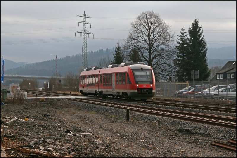 RE57 (RE 29518)  Dortmund-Sauerland-Express  fhrt in Freinohl ein. (27.12.07)