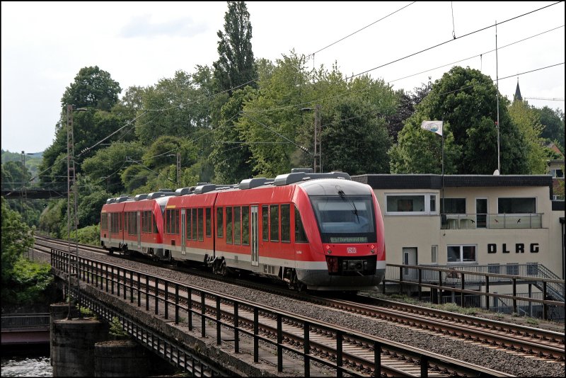 RE57 (RE 29564)  Dortmund-SAUERLAND-Express  berquert den Harkortsee bei Wetter(Ruhr). (24.05.2008)
