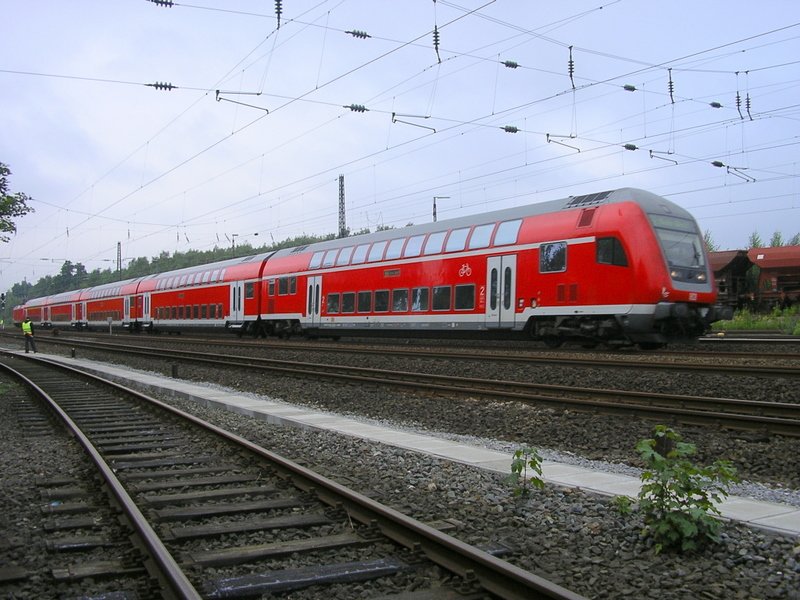 RE6 von Dsseldorf Hbf. nach Minden in Bochum Ehrenfeld, im
Schub die 146 008-8.(05.08.2008)