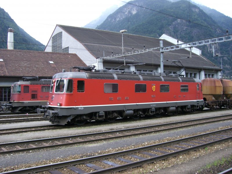 Re6/6 11653 mit einem Gterzug bestehend aus einigen verrosteten Silowagen in Erstfeld. (16.08.2007)