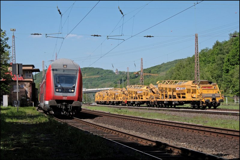 RE7 (RE 29718)  Rhein-MNSTERLAND-Express  trifft am 10.05.2008 in Westhofen auf einen Bauzug. Endpunkt ist Schwerte(Ruhr).