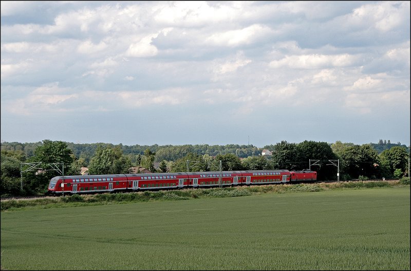 RE7 (RE 29728)  Rhein-MNSTERLAND-Express  ist bei Holzwickede auf dem Weg von Krefeld Hbf nach Mnster(Westf)Hbf. (22.06.2008)
