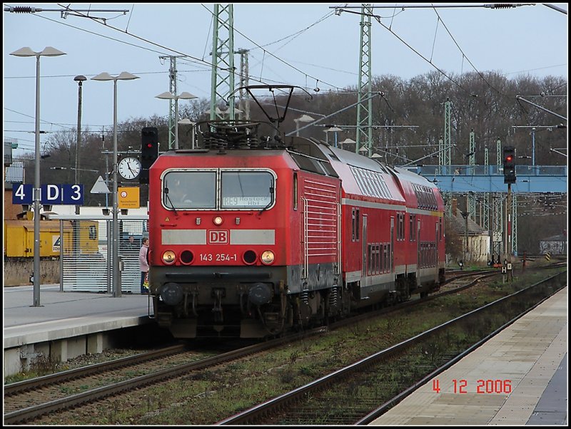 RE9 aus Sassnitz auf dem Weg nach Rostock. Das Foto zeigt die 143 254-1 beim Halt in Bergen auf Rgen.