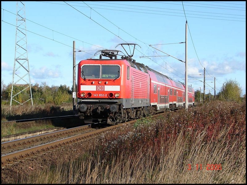 RE9 von Sassnitz zum Rostocker Hbf  bespannt von der 143 852-2.
Aufgenommen in Bentwisch.

