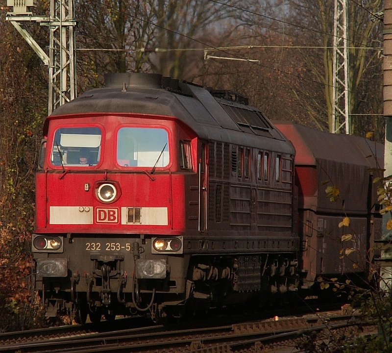 Recht z�gig eilt diese BR 232 am Abzweig Moers-Meerbeck vorbei. Das Foto stammt vom 28.11.2007
