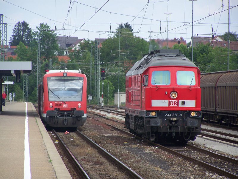 Rechts die Br.233 326-8 kurz nach ihrer Einfahrt mit einem Gterzug GZ in Crailsheim und wird gerade Umrangiert, und links die Br.650 110-0 als RE nach Ulm Hbf ber Ellwangen, Aalen, Oberkochen, Heidenheim, Giengen/Brenz... Aufgenommen am 31.05.07