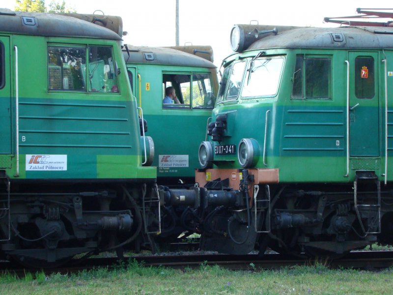 rechts die EU07-341
links die EP07-448
im Hintergrund die EP07-223 wartet auf Freigabe
am 23.06.2009 im Bahnhof von Kolobrzeg
