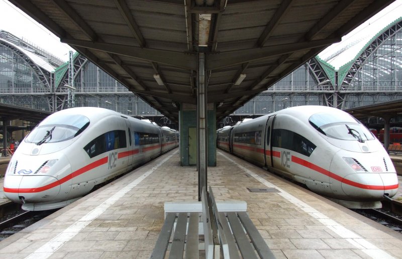 Rechts der ICE 9551 (ICE 406  W�rzburg )aus Paris Est, mit dem ich gerade angekommen war, und der linke ist der ICE 11 (NS 406 TZ 4653)aus Br�ssel.
DAs Beste is ja die 3-sprachige Ansage im ICE MF, gerade wenns vonnem Franzosen kommt :-P
Frankfurt Hbf, der 5.12.08