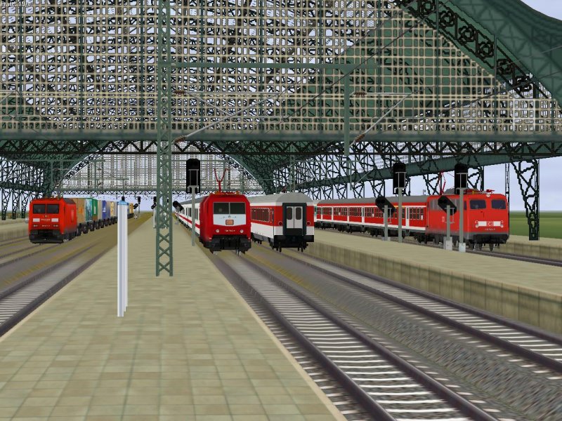 Rechts die Nachverkehrsgleiche mit IC bzw ICE Gleise und links ind der Mitte das Gtergleis