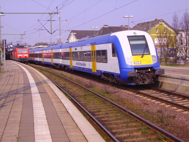 Rechts: NOB nach Westerland Links: RB nach Hamburg-Altona. Itzhehoe, 31.03.07