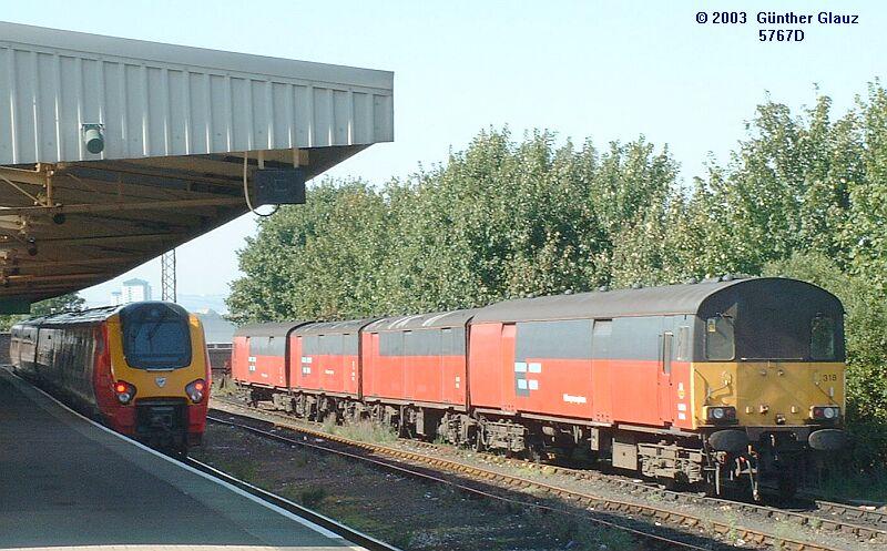 Rechts Postzug 94 318 der Royal Mail am 17.09.2003 im Bahnhof Plymouth. Die beiden Endwagen haben je ein Steuerabteil, werden aber von einer Lok gezogen oder geschoben, sind also keine Triebzge.