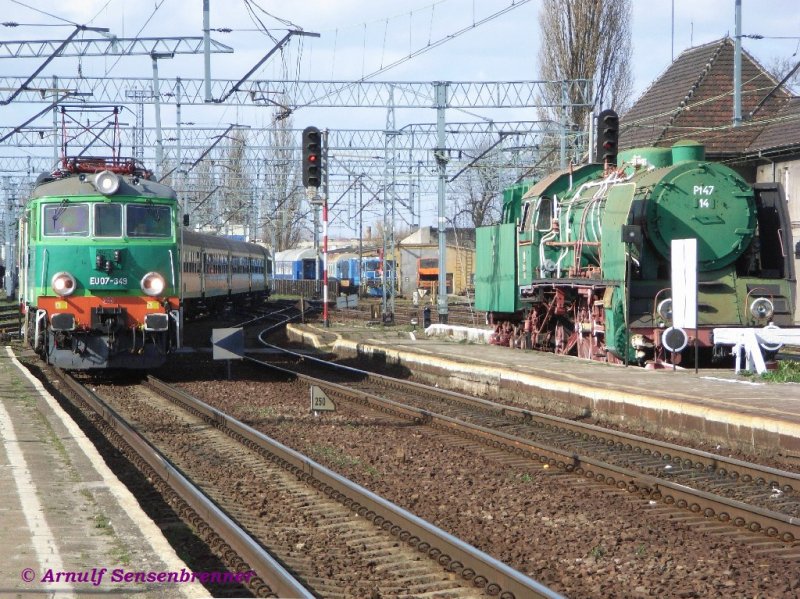 Rechts steht die 1949 gebaute Schnellzuglok Pt47-14 und links fhrt die EU07-349 mit einem Schnellzug von Szczecin (Stettin) nach Poznan (Posen) in Stargard ein.

06.04.2007 Stargard
