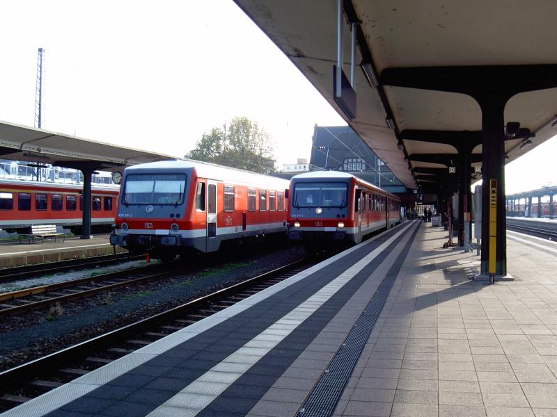 Rechts steht die RB nach Bensheim und Links ist ein 628 abgestellt.