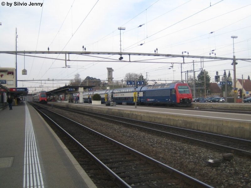 Rechts steht die Re 450 058-3 ''Niederhasli'' mit einer S2 nach Ziegelbrcke whrend links eine S8 mit fhrender Re 450 102-9 ''Wangen-Brttisellen'' nach Winterthur ausfhrt. Effretikon, 7.3.08