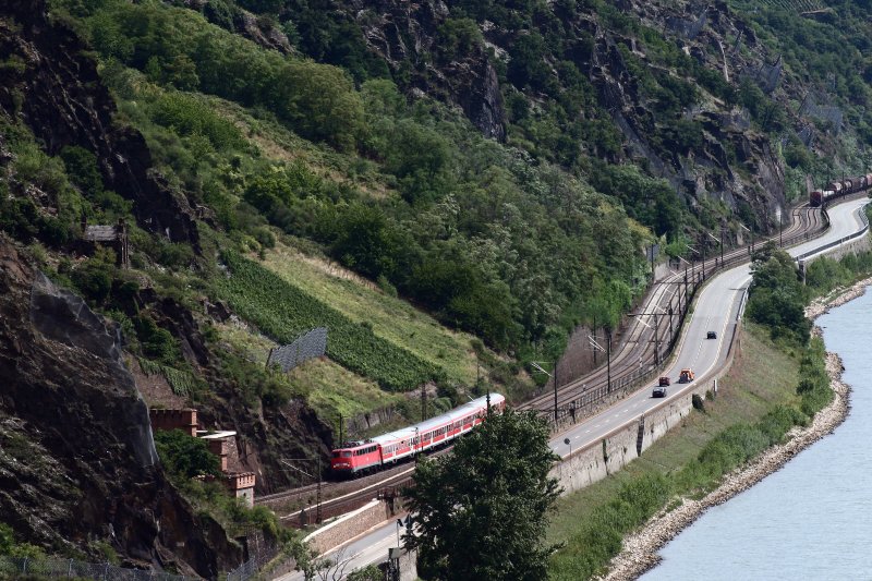 Rechtsrheinisch bringt eine Lok der Baureihe 110 einen Regionalzug am 08. August 2008 in Richtung Koblenz. Die Aufnahme entstand aus den Weinbergen von Oberwesel auf der linken Rheinseite.