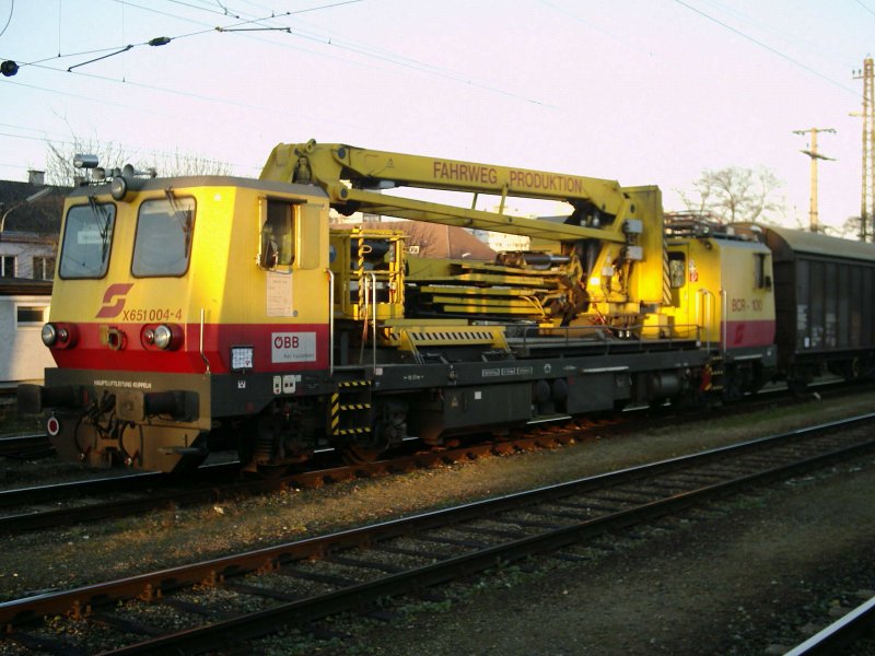 Rechtzeitig vor Sonnenuntergang entdeckte ich die �BB(rail equipment) X651 004 am Welser Hbf abgestellt. [14.12.06]