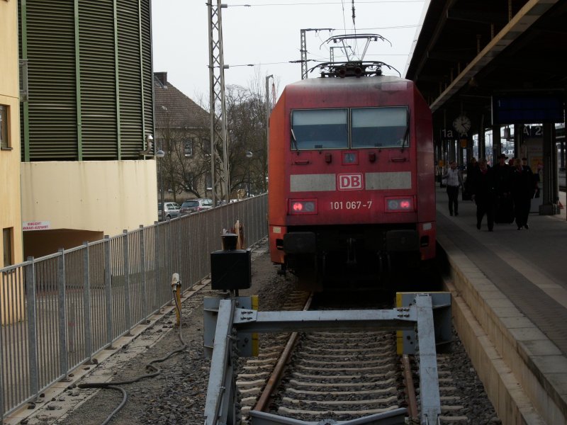 Rechtzeitig zum Halten gekommen ist 101 067 am 07.April 2009 mit dem IC 2353 Erfurt-Stralsund in Stralsund. 