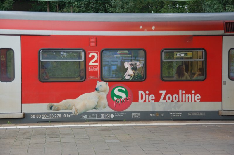 Recklinghausen Hbf an einer S-Bahn die abgebildete Werbung: ZOO-Linie mit Eisbr  Knut  am 17.08.2007.