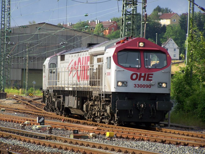 Red-Tiger 330090 der Osthannoverschen Eisenbahn Ag OHE im Bahnhof Aalen, hier auf dem Bild macht die Lok ein paar kleinere Rangierarbeiten um zur KAnkstelle zu gelangen. Anschlieend eine bis zur 1 std. langen Treibstofffllung. Aufgenommen am 21.Juni 2007 im GBF des Bahnhofs Aalen.